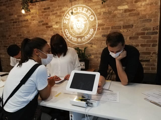 chica con mascarilla en una barra de una cafe